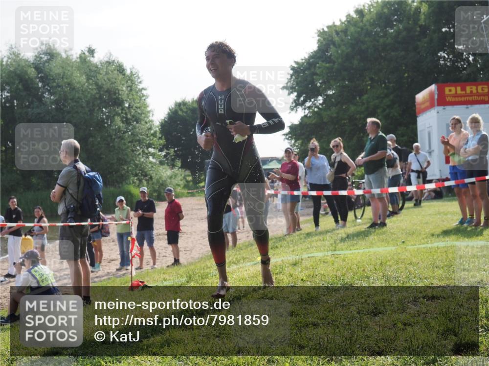 15.06.2025 - 27. Vierlanden-Triathlon KatJ http://msf.ph/oto/7981859 15.06.2025 08:47:38 Schwimmen 48 meine-sportfotos.de