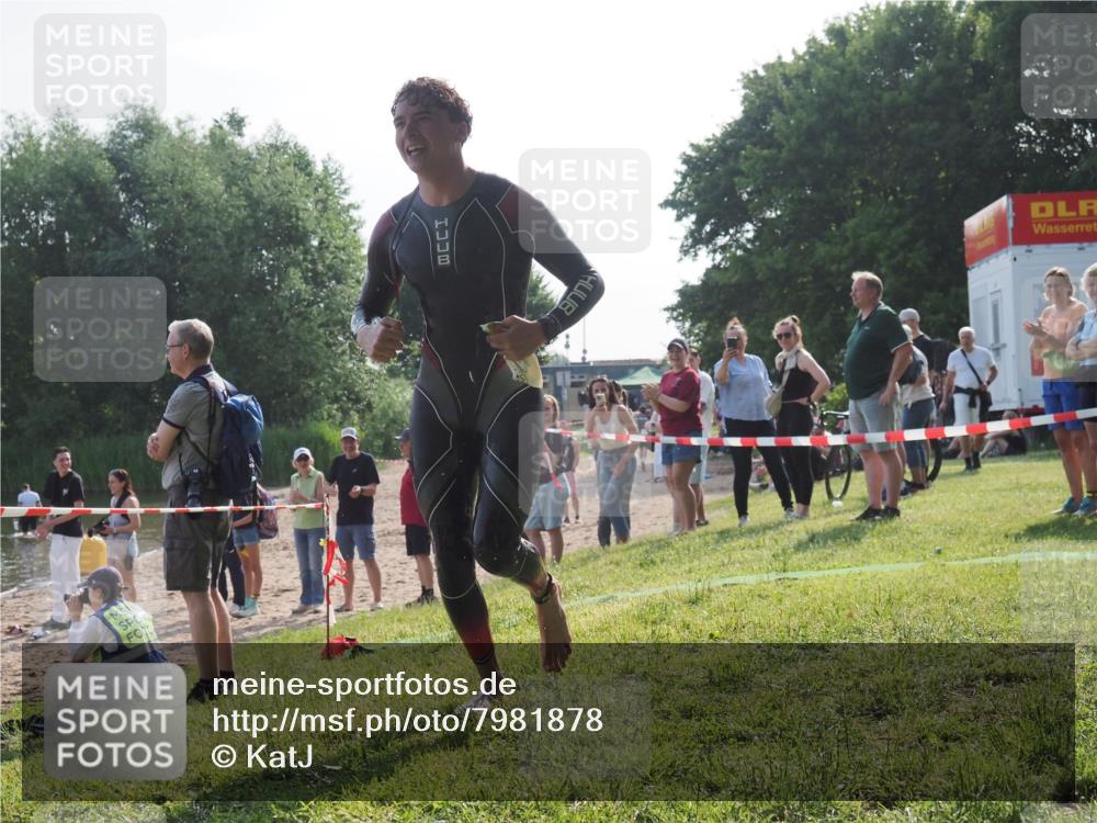 15.06.2025 - 27. Vierlanden-Triathlon KatJ http://msf.ph/oto/7981878 15.06.2025 08:47:39 Schwimmen 48 meine-sportfotos.de