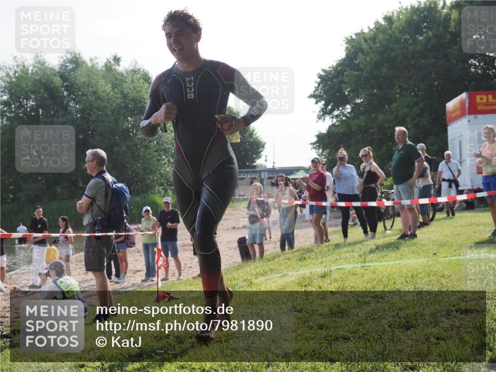 15.06.2025 - 27. Vierlanden-Triathlon KatJ http://msf.ph/oto/7981890 15.06.2025 08:47:39 Schwimmen 48 meine-sportfotos.de