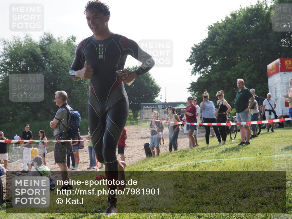 15.06.2025 - 27. Vierlanden-Triathlon KatJ http://msf.ph/oto/7981901 15.06.2025 08:47:39 Schwimmen 48 meine-sportfotos.de