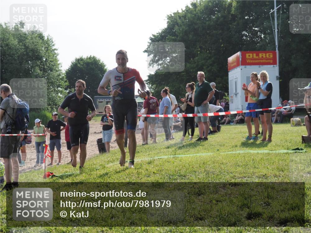 15.06.2025 - 27. Vierlanden-Triathlon KatJ http://msf.ph/oto/7981979 15.06.2025 08:48:00 Schwimmen 16, 34, 193 meine-sportfotos.de