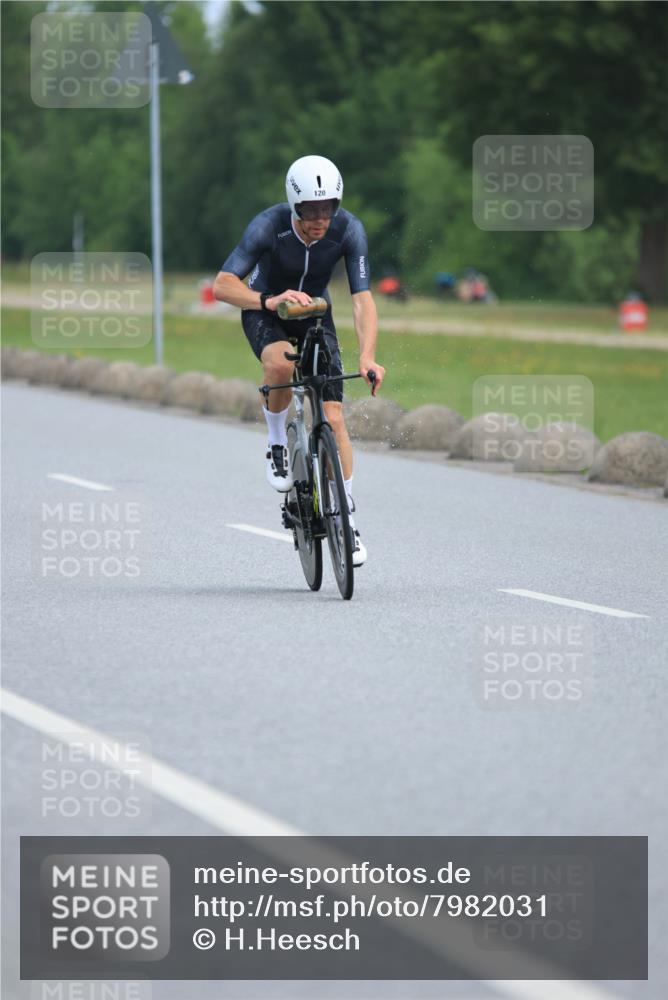 15.06.2025 - 27. Vierlanden-Triathlon H.Heesch http://msf.ph/oto/7982031 15.06.2025 10:50:59 Radfahren 80, 120, 171, 403, 448 meine-sportfotos.de
