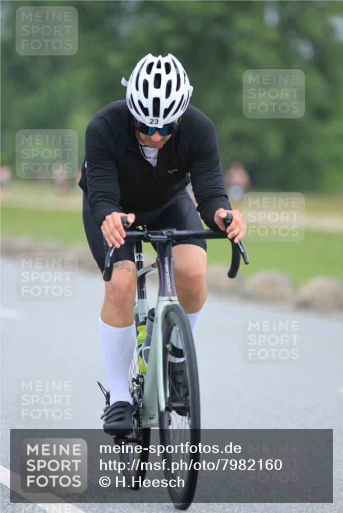 15.06.2025 - 27. Vierlanden-Triathlon H.Heesch http://msf.ph/oto/7982160 15.06.2025 10:51:54 Radfahren 23, 382, 435, 545, 623 meine-sportfotos.de