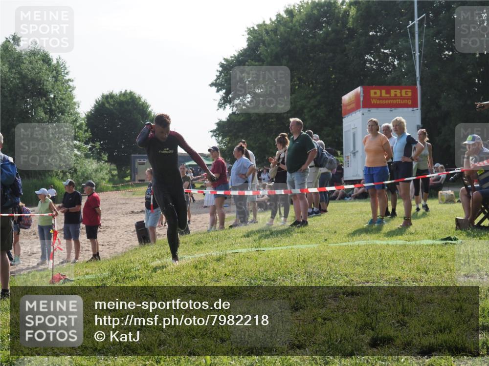 15.06.2025 - 27. Vierlanden-Triathlon KatJ http://msf.ph/oto/7982218 15.06.2025 08:48:22 Schwimmen 70 meine-sportfotos.de