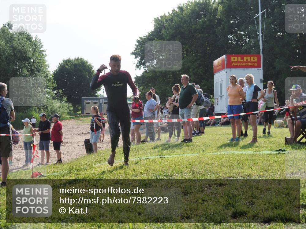 15.06.2025 - 27. Vierlanden-Triathlon KatJ http://msf.ph/oto/7982223 15.06.2025 08:48:23 Schwimmen 70 meine-sportfotos.de