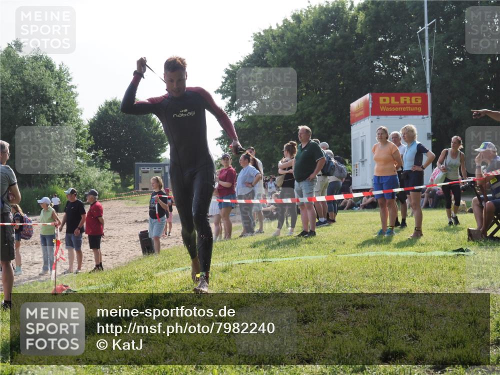 15.06.2025 - 27. Vierlanden-Triathlon KatJ http://msf.ph/oto/7982240 15.06.2025 08:48:23 Schwimmen 70 meine-sportfotos.de