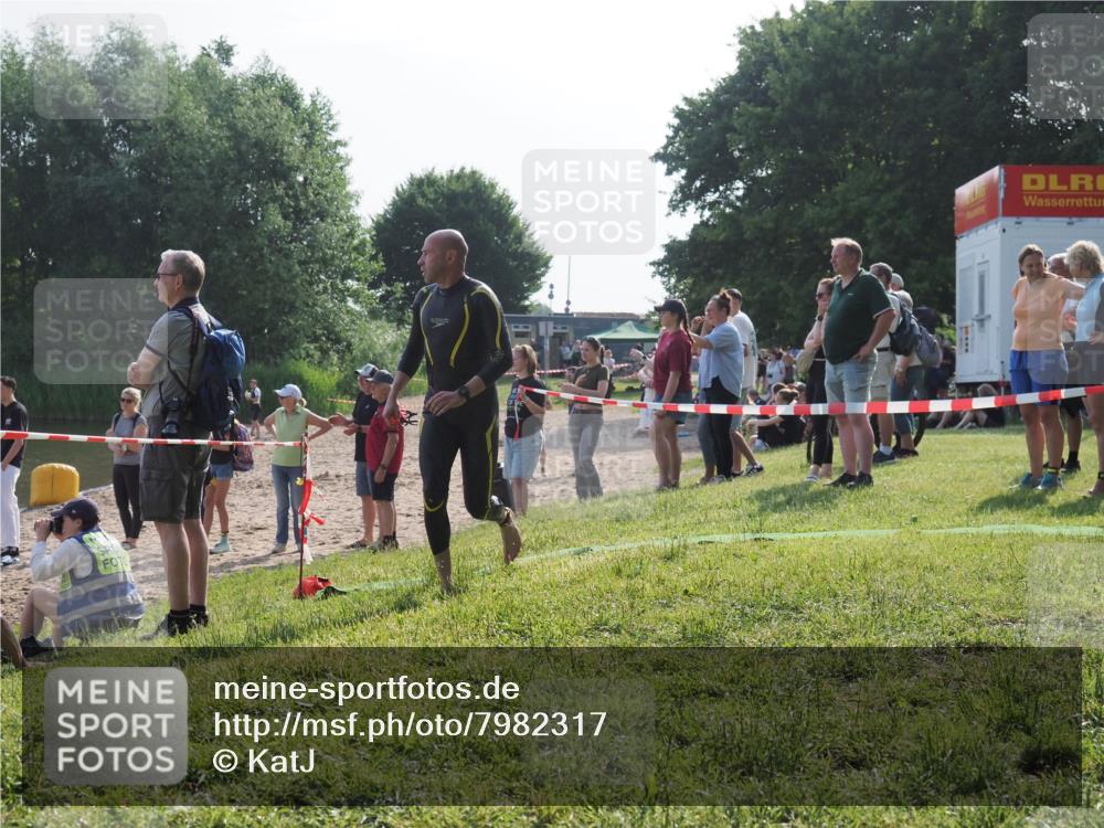 15.06.2025 - 27. Vierlanden-Triathlon KatJ http://msf.ph/oto/7982317 15.06.2025 08:48:40 Schwimmen 123 meine-sportfotos.de