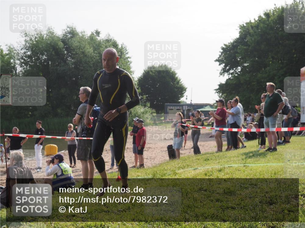 15.06.2025 - 27. Vierlanden-Triathlon KatJ http://msf.ph/oto/7982372 15.06.2025 08:48:41 Schwimmen 123 meine-sportfotos.de