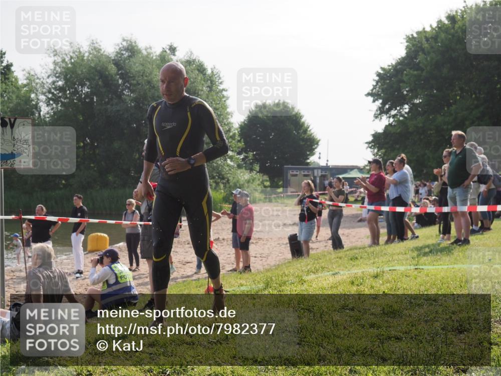 15.06.2025 - 27. Vierlanden-Triathlon KatJ http://msf.ph/oto/7982377 15.06.2025 08:48:41 Schwimmen 123 meine-sportfotos.de
