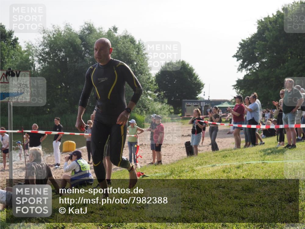 15.06.2025 - 27. Vierlanden-Triathlon KatJ http://msf.ph/oto/7982388 15.06.2025 08:48:41 Schwimmen 123 meine-sportfotos.de