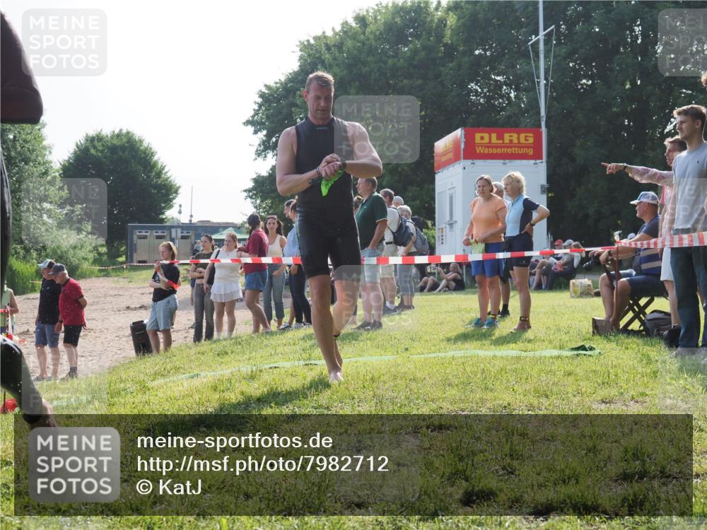 15.06.2025 - 27. Vierlanden-Triathlon KatJ http://msf.ph/oto/7982712 15.06.2025 08:49:00 Schwimmen 115, 144 meine-sportfotos.de