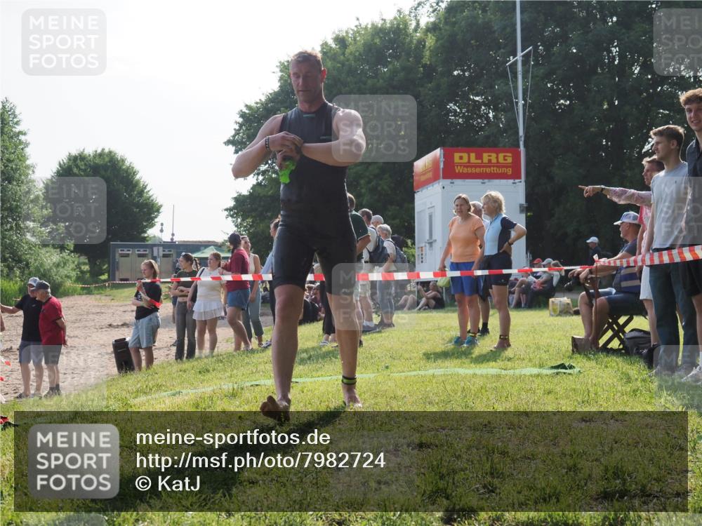 15.06.2025 - 27. Vierlanden-Triathlon KatJ http://msf.ph/oto/7982724 15.06.2025 08:49:00 Schwimmen 115, 144 meine-sportfotos.de