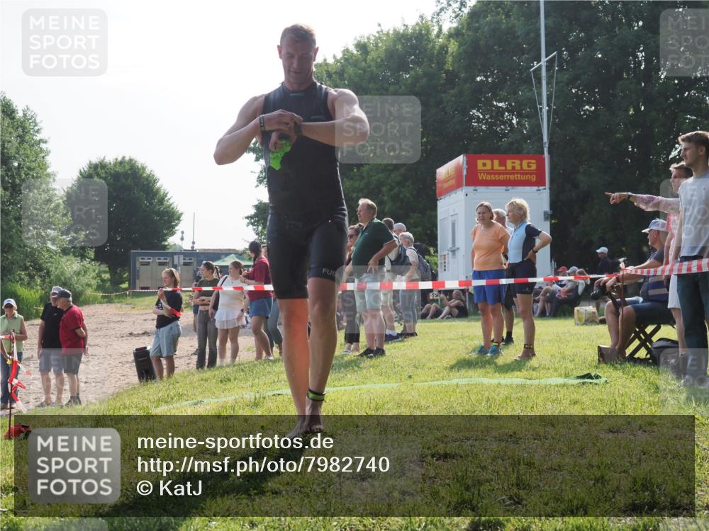 15.06.2025 - 27. Vierlanden-Triathlon KatJ http://msf.ph/oto/7982740 15.06.2025 08:49:01 Schwimmen 115, 144 meine-sportfotos.de