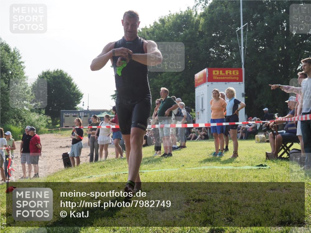 15.06.2025 - 27. Vierlanden-Triathlon KatJ http://msf.ph/oto/7982749 15.06.2025 08:49:01 Schwimmen 115, 144 meine-sportfotos.de