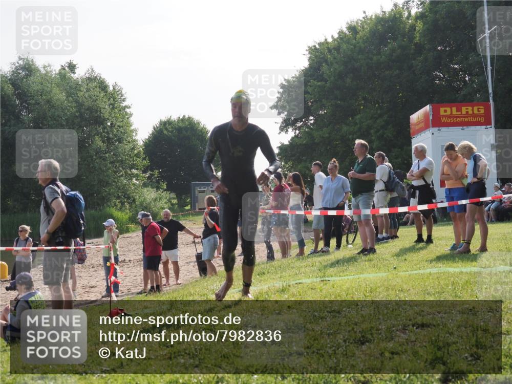 15.06.2025 - 27. Vierlanden-Triathlon KatJ http://msf.ph/oto/7982836 15.06.2025 08:49:49 Schwimmen 172 meine-sportfotos.de