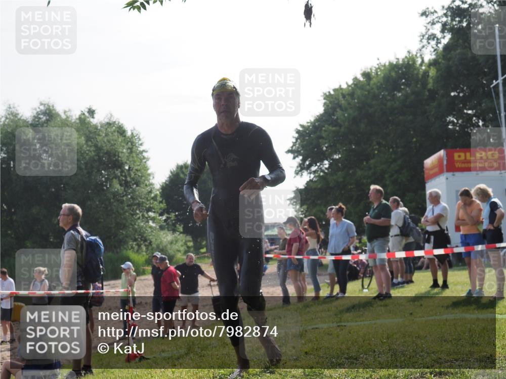 15.06.2025 - 27. Vierlanden-Triathlon KatJ http://msf.ph/oto/7982874 15.06.2025 08:49:50 Schwimmen 172 meine-sportfotos.de