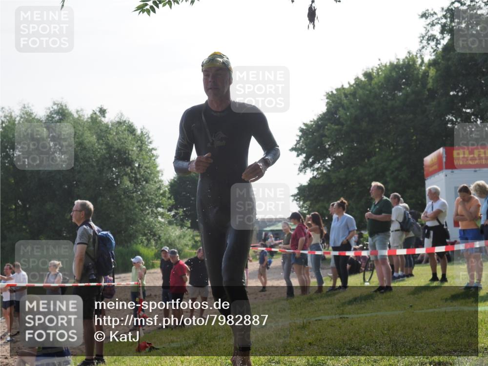 15.06.2025 - 27. Vierlanden-Triathlon KatJ http://msf.ph/oto/7982887 15.06.2025 08:49:50 Schwimmen 172 meine-sportfotos.de