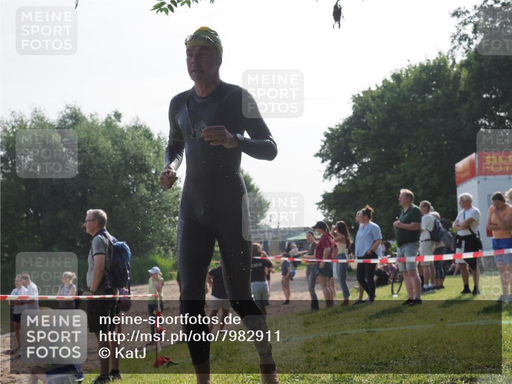 15.06.2025 - 27. Vierlanden-Triathlon KatJ http://msf.ph/oto/7982911 15.06.2025 08:49:51 Schwimmen 172 meine-sportfotos.de
