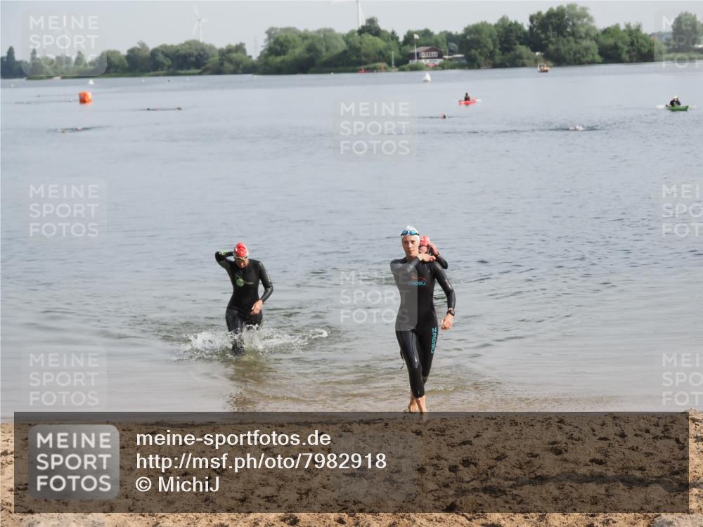 21.06.2025 - 27. Vierlanden-Triathlon MichiJ http://msf.ph/oto/7982918 15.06.2026 09:06:53 Schwimmen 212, 251 meine-sportfotos.de
