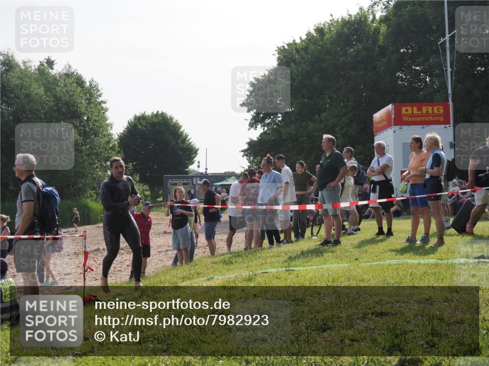 15.06.2025 - 27. Vierlanden-Triathlon KatJ http://msf.ph/oto/7982923 15.06.2025 08:50:12 Schwimmen 68 meine-sportfotos.de