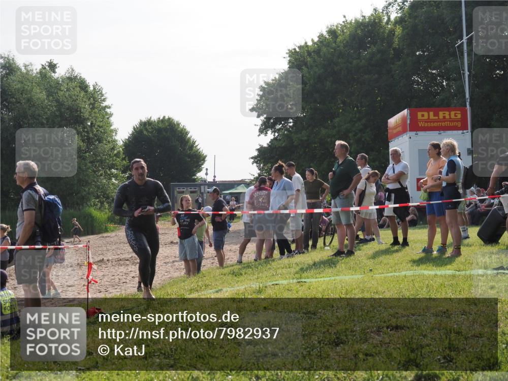 15.06.2025 - 27. Vierlanden-Triathlon KatJ http://msf.ph/oto/7982937 15.06.2025 08:50:13 Schwimmen 68 meine-sportfotos.de