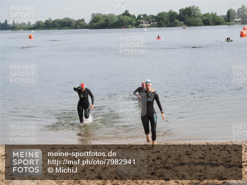 21.06.2025 - 27. Vierlanden-Triathlon MichiJ http://msf.ph/oto/7982941 15.06.2026 09:06:54 Schwimmen 212, 251 meine-sportfotos.de