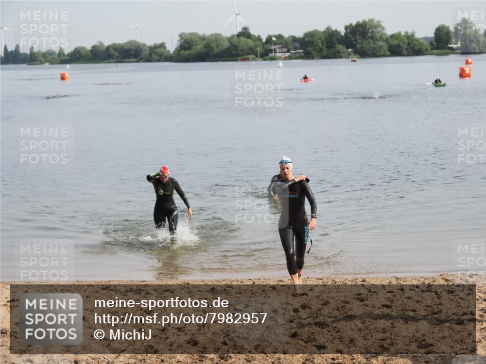 21.06.2025 - 27. Vierlanden-Triathlon MichiJ http://msf.ph/oto/7982957 15.06.2026 09:06:54 Schwimmen 212, 251 meine-sportfotos.de