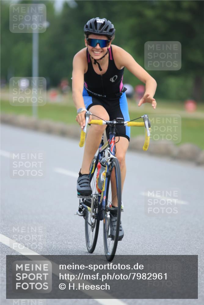 15.06.2025 - 27. Vierlanden-Triathlon H.Heesch http://msf.ph/oto/7982961 15.06.2025 10:54:23 Radfahren 123, 635 meine-sportfotos.de