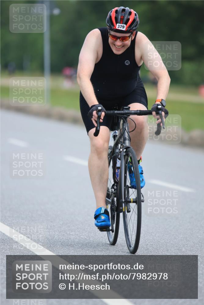 15.06.2025 - 27. Vierlanden-Triathlon H.Heesch http://msf.ph/oto/7982978 15.06.2025 10:54:36 Radfahren 90, 379 meine-sportfotos.de