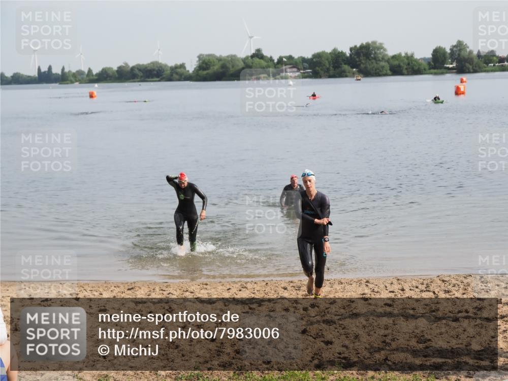 21.06.2025 - 27. Vierlanden-Triathlon MichiJ http://msf.ph/oto/7983006 15.06.2026 09:06:55 Schwimmen 212, 251 meine-sportfotos.de