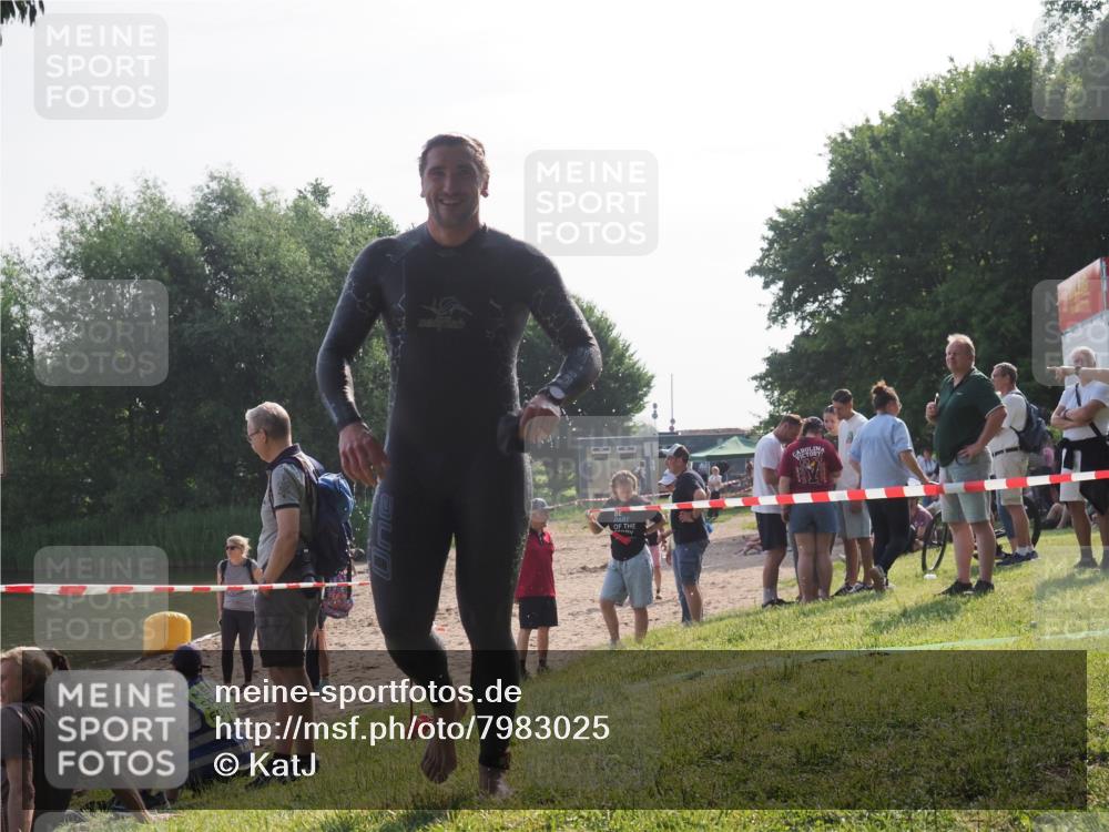 15.06.2025 - 27. Vierlanden-Triathlon KatJ http://msf.ph/oto/7983025 15.06.2025 08:50:15 Schwimmen 68 meine-sportfotos.de