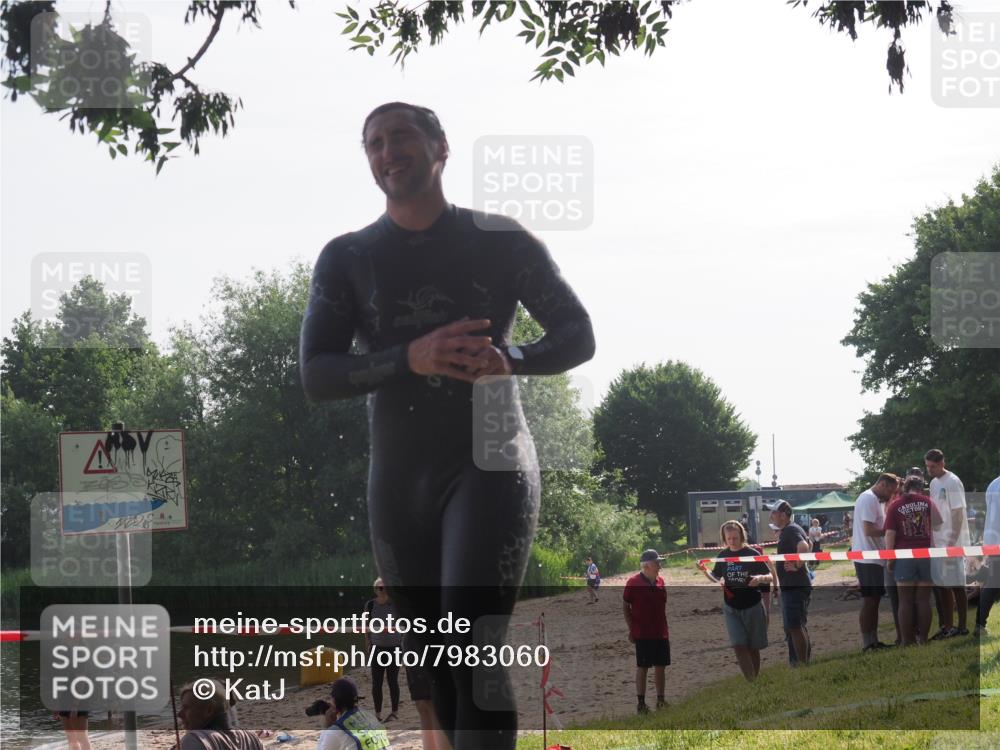 15.06.2025 - 27. Vierlanden-Triathlon KatJ http://msf.ph/oto/7983060 15.06.2025 08:50:15 Schwimmen 68 meine-sportfotos.de