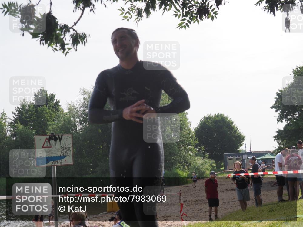 15.06.2025 - 27. Vierlanden-Triathlon KatJ http://msf.ph/oto/7983069 15.06.2025 08:50:16 Schwimmen 68 meine-sportfotos.de