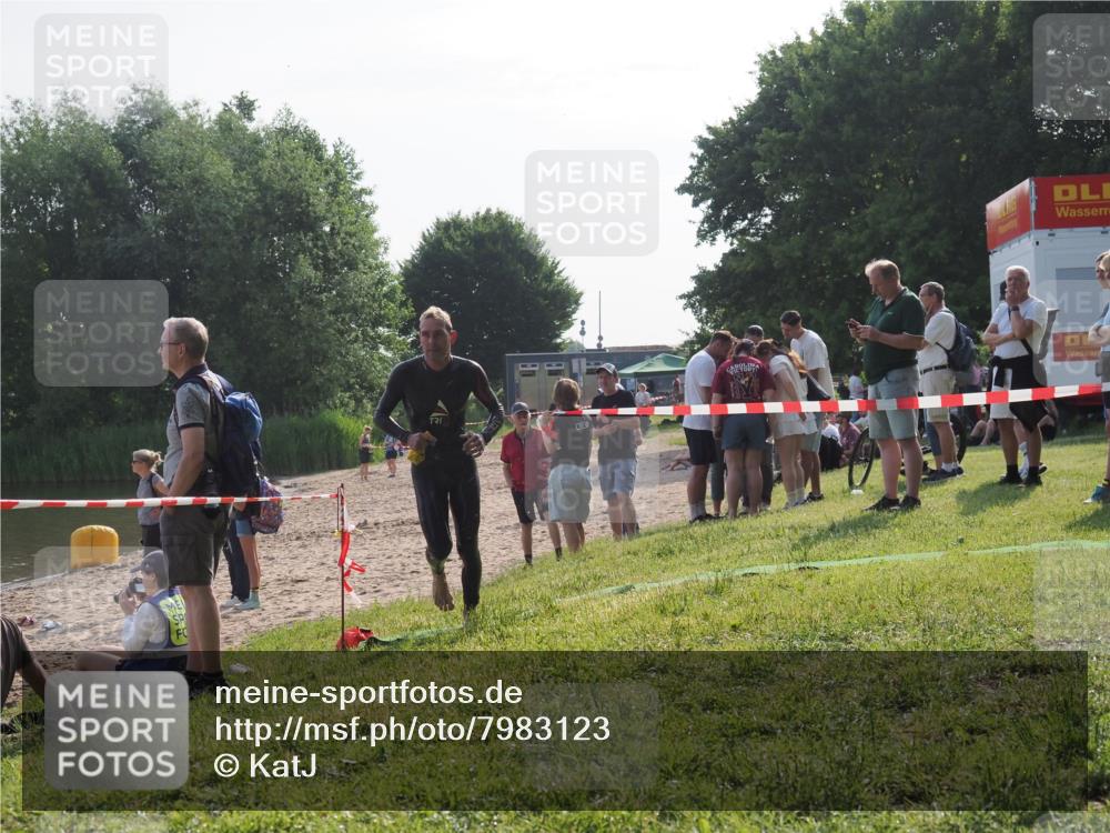 15.06.2025 - 27. Vierlanden-Triathlon KatJ http://msf.ph/oto/7983123 15.06.2025 08:50:38 Schwimmen 143 meine-sportfotos.de