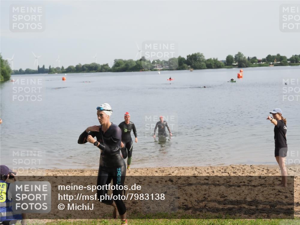 21.06.2025 - 27. Vierlanden-Triathlon MichiJ http://msf.ph/oto/7983138 15.06.2026 09:06:57 Schwimmen 212, 251 meine-sportfotos.de