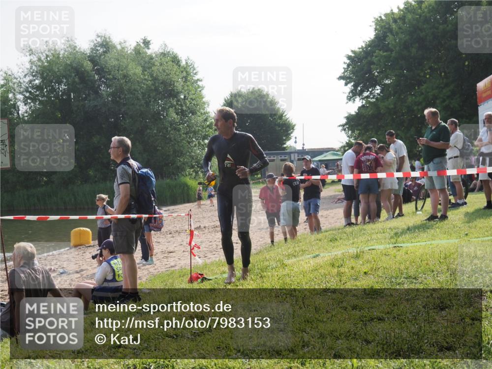 15.06.2025 - 27. Vierlanden-Triathlon KatJ http://msf.ph/oto/7983153 15.06.2025 08:50:39 Schwimmen 143 meine-sportfotos.de