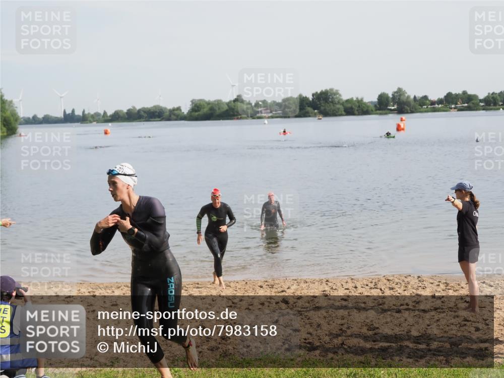 21.06.2025 - 27. Vierlanden-Triathlon MichiJ http://msf.ph/oto/7983158 15.06.2026 09:06:57 Schwimmen 212, 251 meine-sportfotos.de