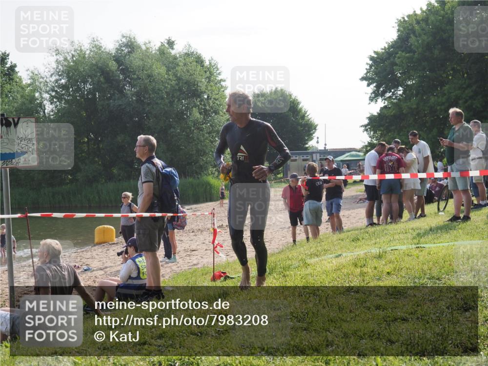15.06.2025 - 27. Vierlanden-Triathlon KatJ http://msf.ph/oto/7983208 15.06.2025 08:50:39 Schwimmen 143 meine-sportfotos.de