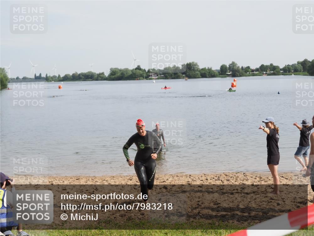 21.06.2025 - 27. Vierlanden-Triathlon MichiJ http://msf.ph/oto/7983218 15.06.2026 09:07:00 Schwimmen 212, 251 meine-sportfotos.de