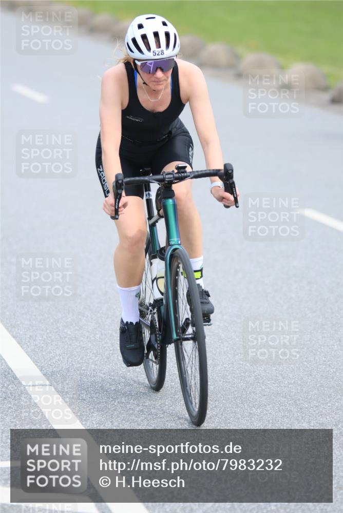 15.06.2025 - 27. Vierlanden-Triathlon H.Heesch http://msf.ph/oto/7983232 15.06.2025 10:55:37 Radfahren 221, 521, 528 meine-sportfotos.de