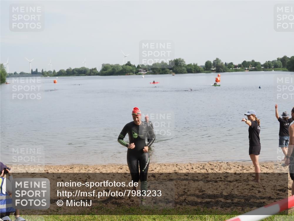 21.06.2025 - 27. Vierlanden-Triathlon MichiJ http://msf.ph/oto/7983233 15.06.2026 09:07:00 Schwimmen 212, 251 meine-sportfotos.de