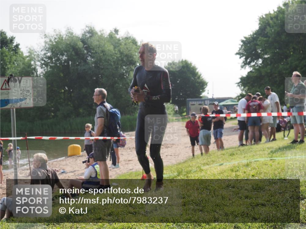 15.06.2025 - 27. Vierlanden-Triathlon KatJ http://msf.ph/oto/7983237 15.06.2025 08:50:40 Schwimmen 143 meine-sportfotos.de