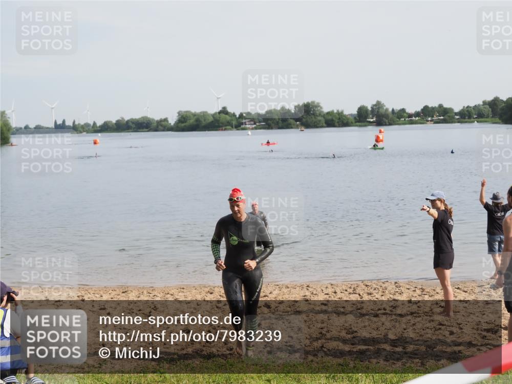 21.06.2025 - 27. Vierlanden-Triathlon MichiJ http://msf.ph/oto/7983239 15.06.2026 09:07:00 Schwimmen 212, 251 meine-sportfotos.de