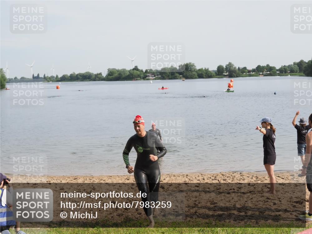 21.06.2025 - 27. Vierlanden-Triathlon MichiJ http://msf.ph/oto/7983259 15.06.2026 09:07:00 Schwimmen 212, 251 meine-sportfotos.de