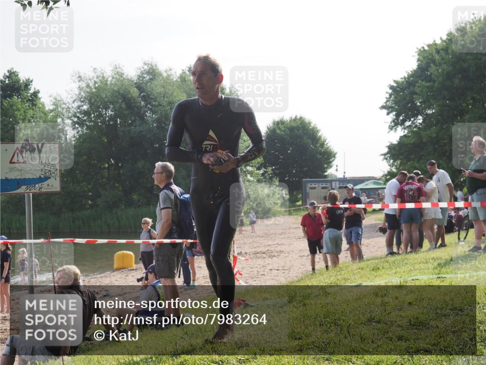 15.06.2025 - 27. Vierlanden-Triathlon KatJ http://msf.ph/oto/7983264 15.06.2025 08:50:41 Schwimmen 143 meine-sportfotos.de