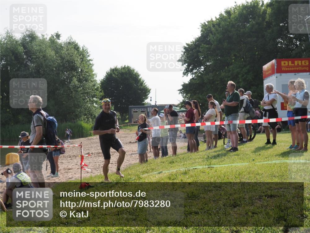 15.06.2025 - 27. Vierlanden-Triathlon KatJ http://msf.ph/oto/7983280 15.06.2025 08:51:14 Schwimmen 90 meine-sportfotos.de