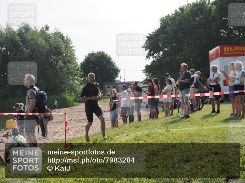 15.06.2025 - 27. Vierlanden-Triathlon KatJ http://msf.ph/oto/7983284 15.06.2025 08:51:14 Schwimmen 90 meine-sportfotos.de