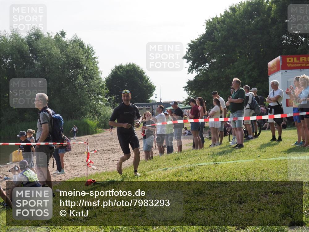 15.06.2025 - 27. Vierlanden-Triathlon KatJ http://msf.ph/oto/7983293 15.06.2025 08:51:14 Schwimmen 90 meine-sportfotos.de