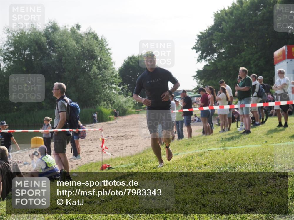 15.06.2025 - 27. Vierlanden-Triathlon KatJ http://msf.ph/oto/7983343 15.06.2025 08:51:15 Schwimmen 90 meine-sportfotos.de