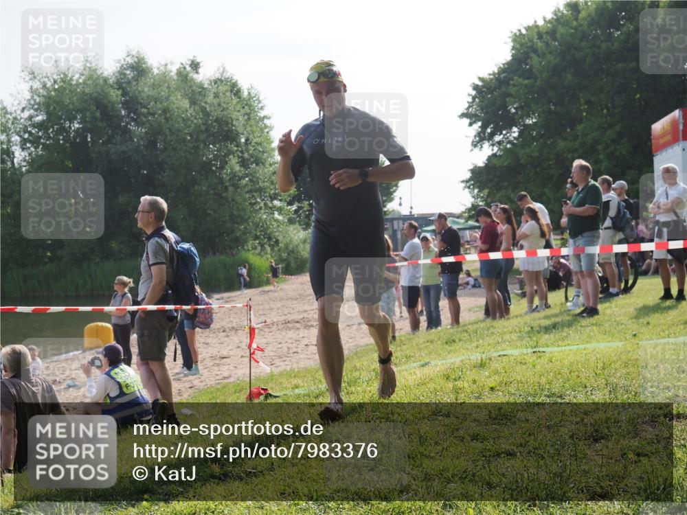 15.06.2025 - 27. Vierlanden-Triathlon KatJ http://msf.ph/oto/7983376 15.06.2025 08:51:16 Schwimmen 90 meine-sportfotos.de